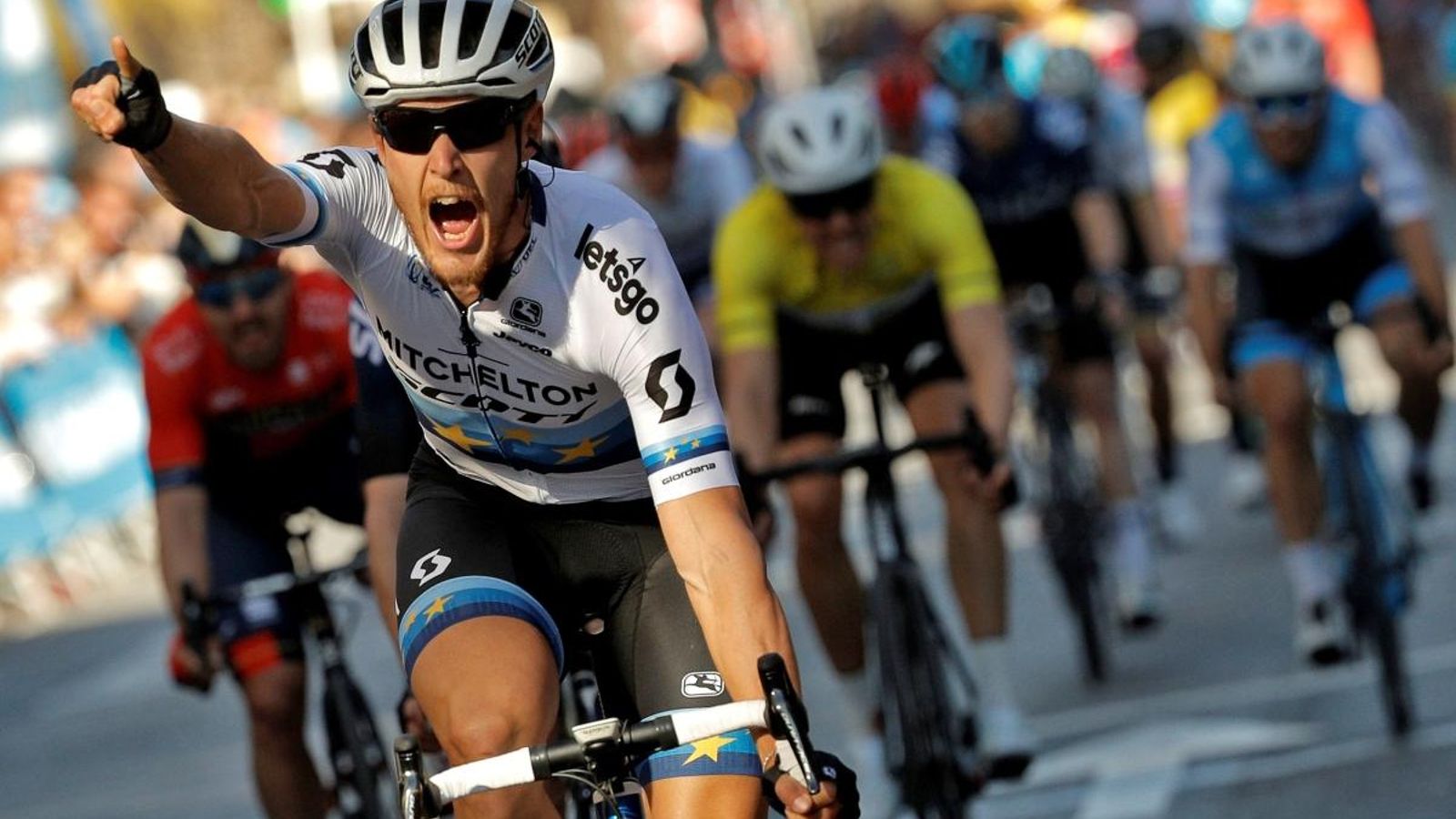 Matteo Trentin s'ha imposat en la meta d'Alacant, en la segona etapa de la Volta a la Comunitat Valenciana |  Manuel Bruque (Efe)