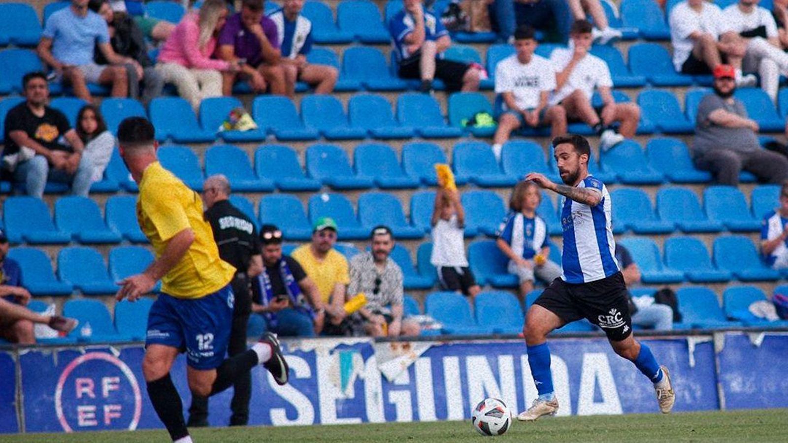 Un jugador de l'Alzira i un de l'Hèrcules, durant el partit