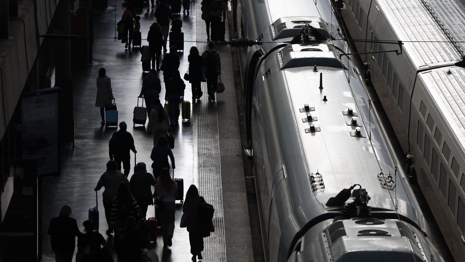Una de les andanes de l'estació d'Atocha, on arribaven els trens que inicialment estaven programats a Charmartín, este diumenge a la vesprada