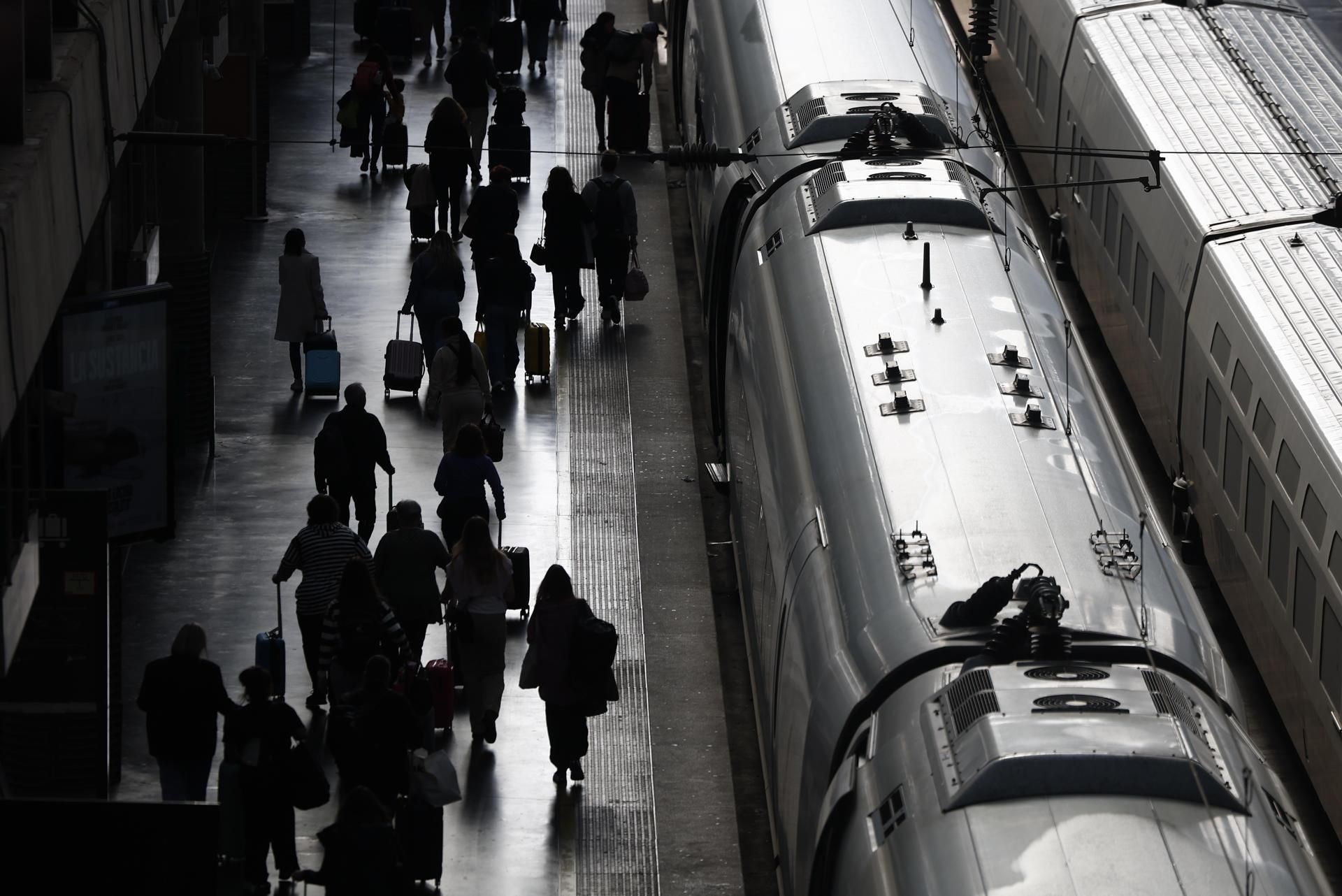 Una de les andanes de l'estació d'Atocha, on arribaven els trens que inicialment estaven programats a Charmartín, este diumenge a la vesprada Una de les andanes de l'estació d'Atocha, on arribaven els trens que inicialment estaven programats a Charmartín, este diumenge a la vesprada