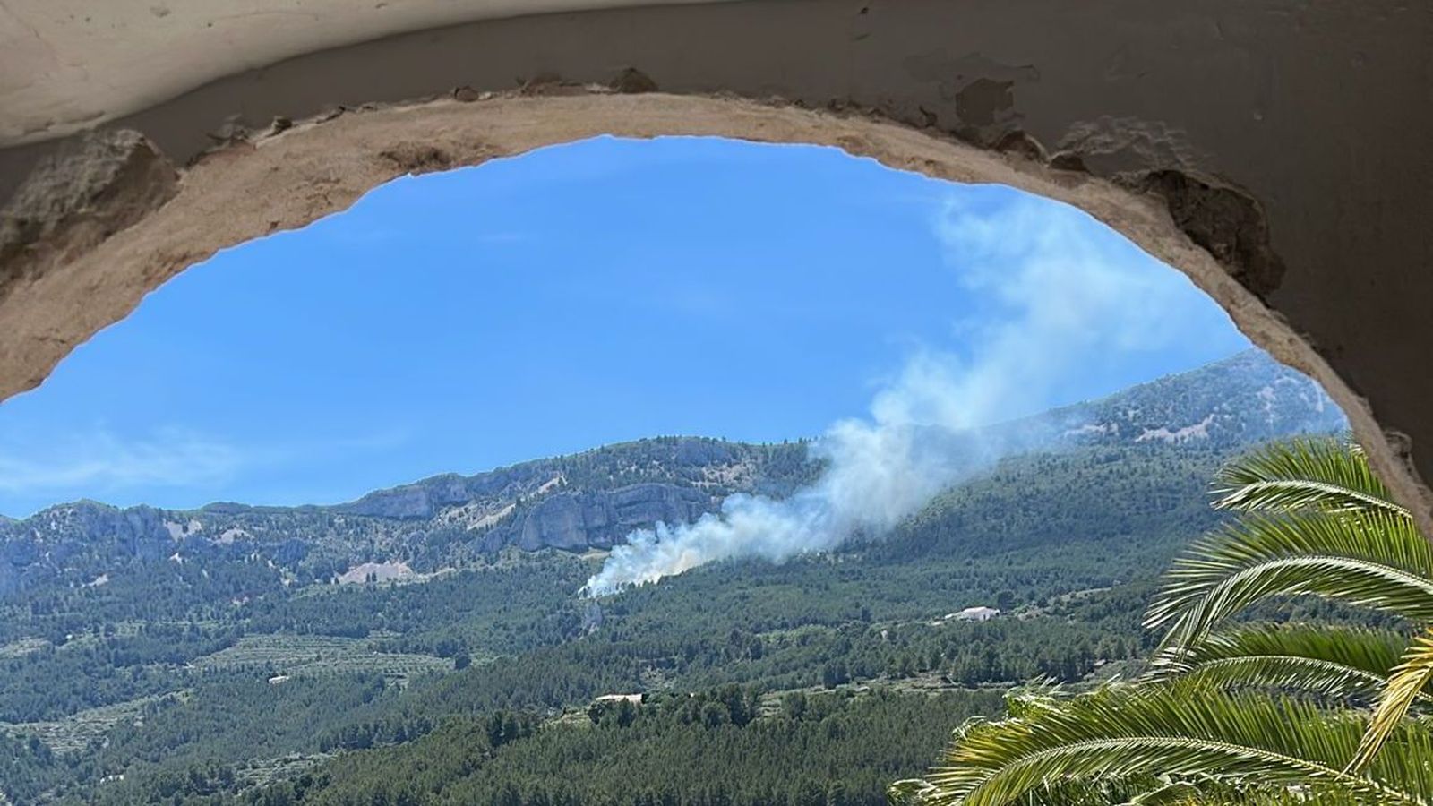 Columna de fum generada per l'incendi de Benimantell vista des de Guadalest