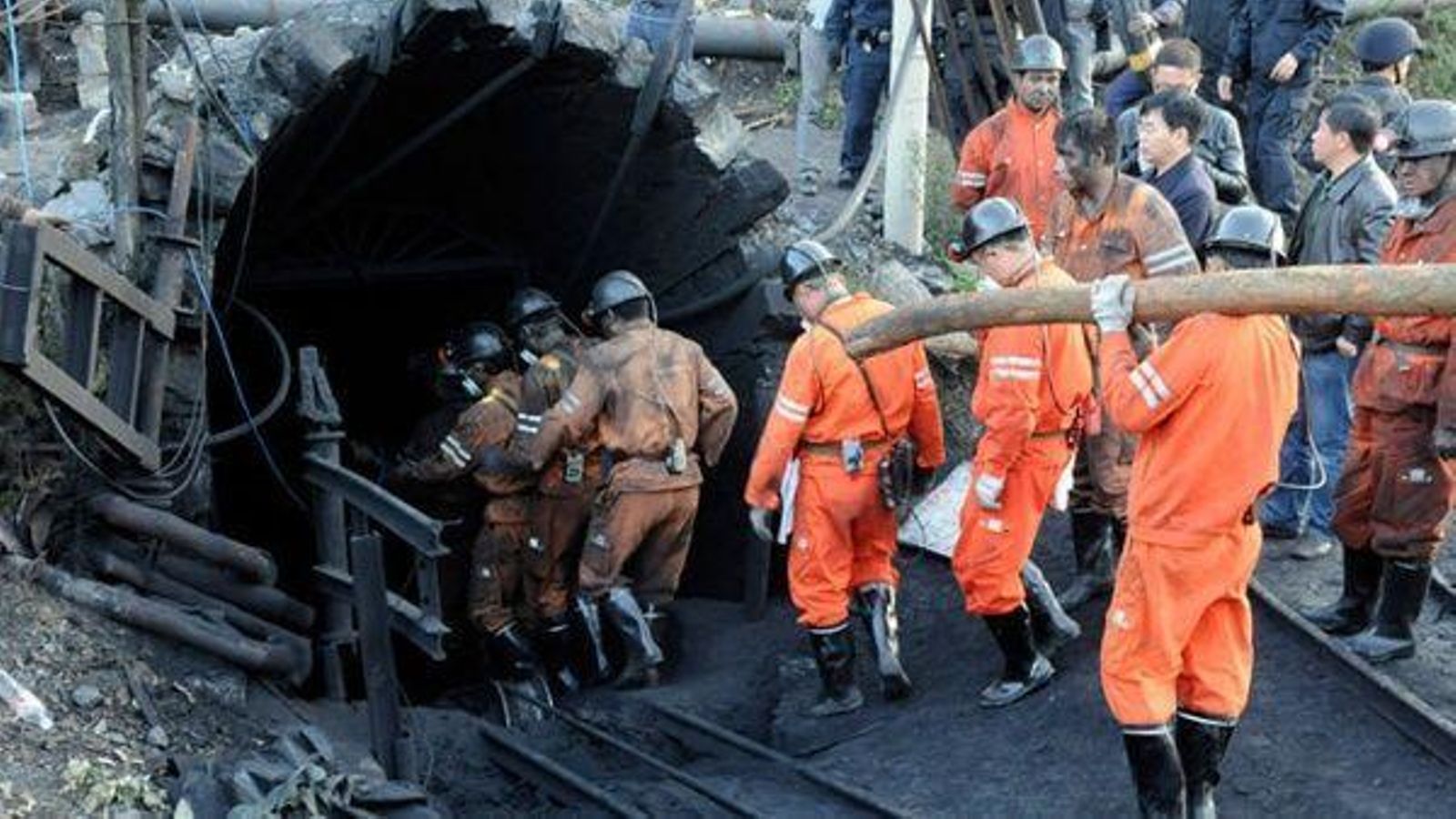 Les autoritats xineses han mobilitzat a la mina equips de rescat Les autoritats xineses han mobilitzat a la mina equips de rescat