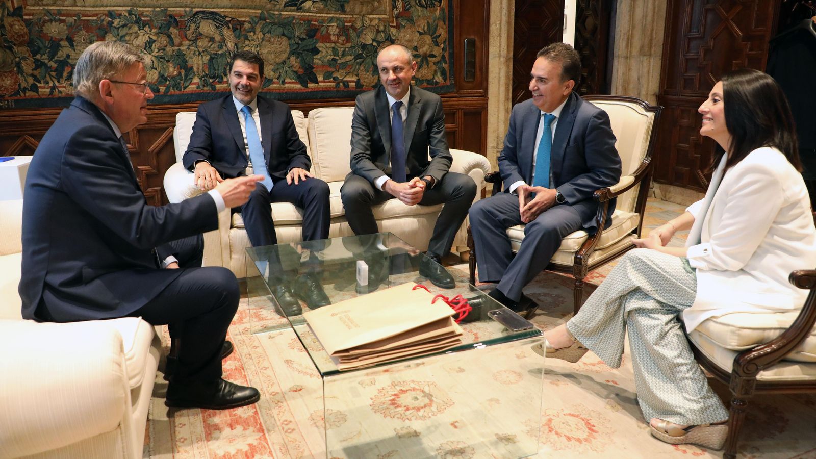 El president de la Generalitat, Ximo Puig, durant la reunió amb representatns de l'empresa Ignis