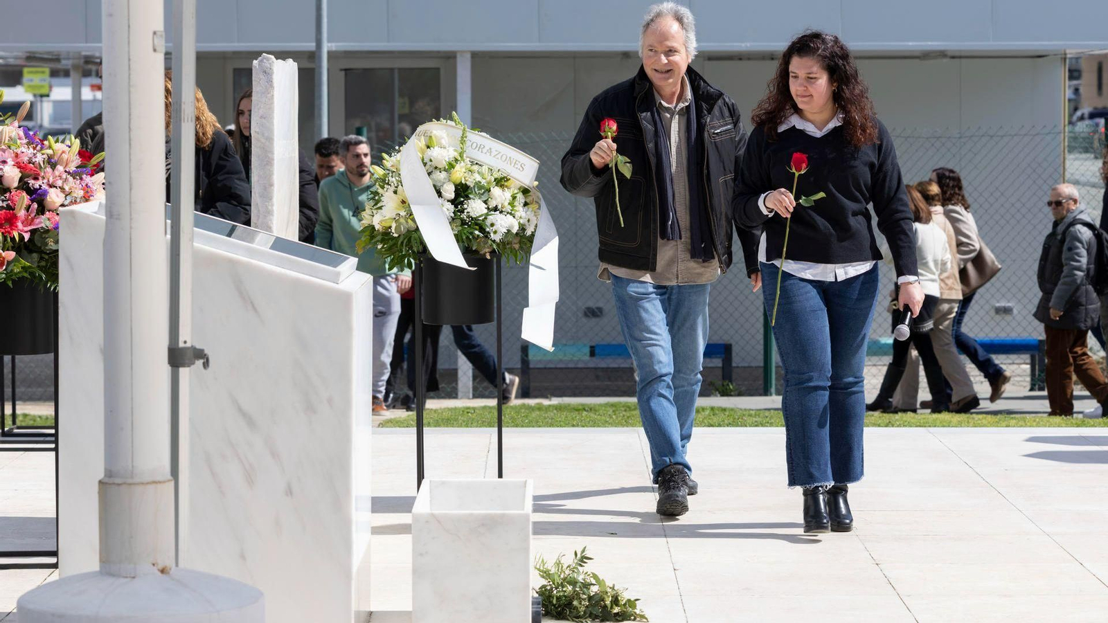 Familiars de les víctimes espanyoles que van morir en l'accident participen en l'homenatge que va acollir Barcelona diumenge