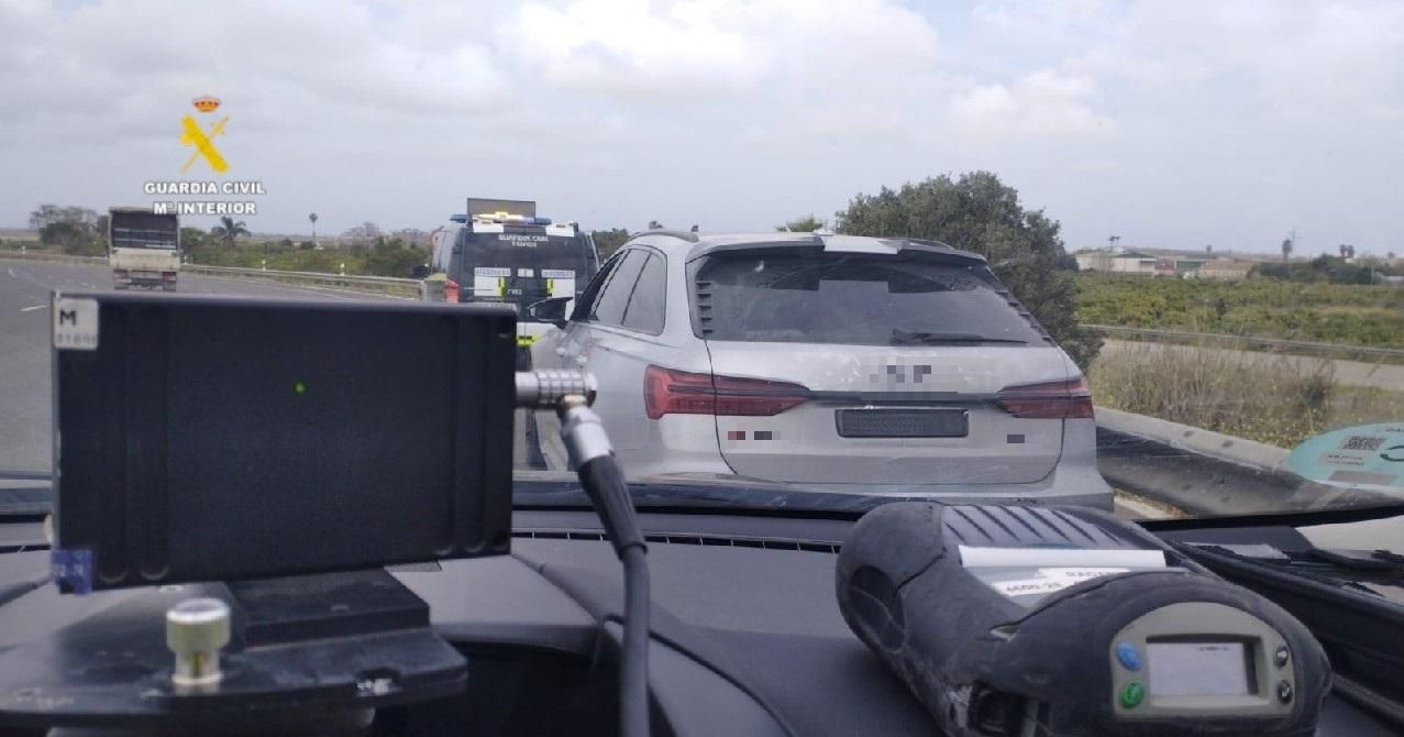 El radar va detectar este cotxe a una velocitat tres voltes superior a la permesa El radar va detectar a este cotxe a una velocitat tres voltes superior a la permesa