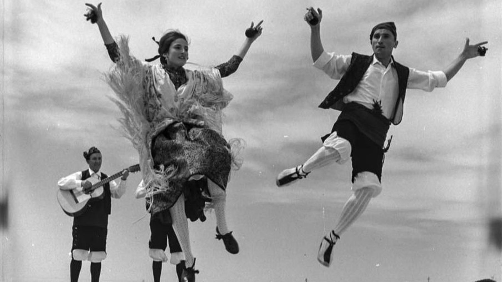 Imatge d'arxiu d'una dona i un home ballant una jota