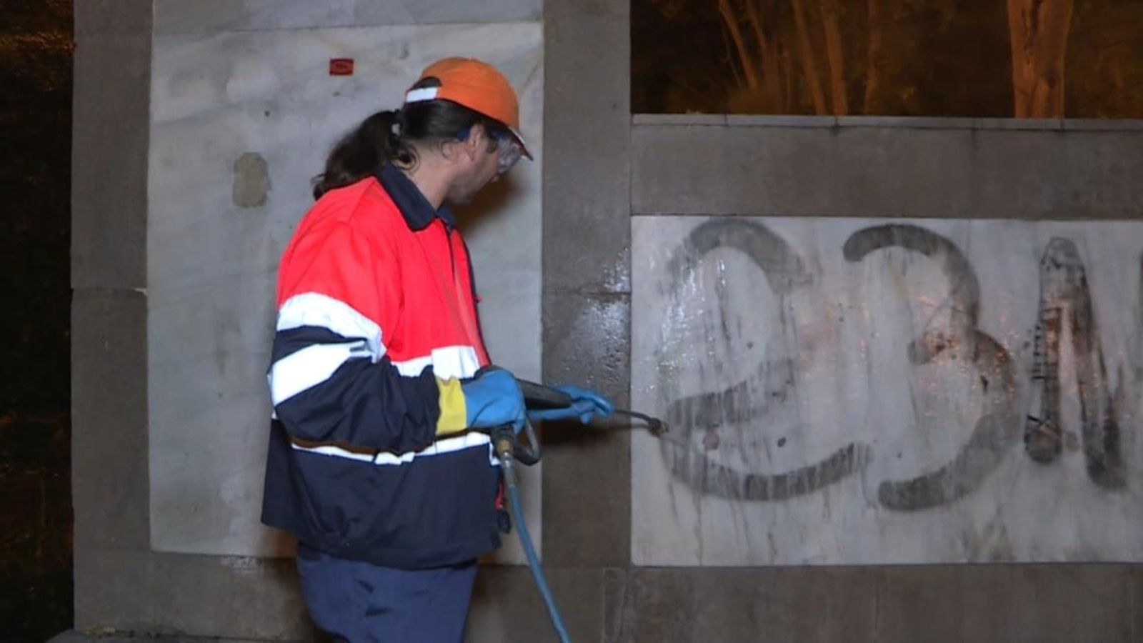 VÍDEO | Noves pintades antifeixistes en la creu del parc de Ribalta
