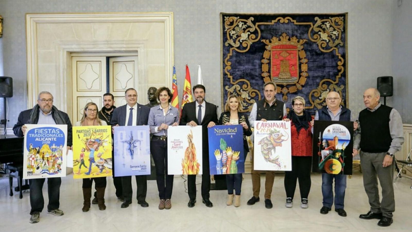 Els autors mostren les obres guanyadores durant la recepció a l'Ajuntament d'Alacant