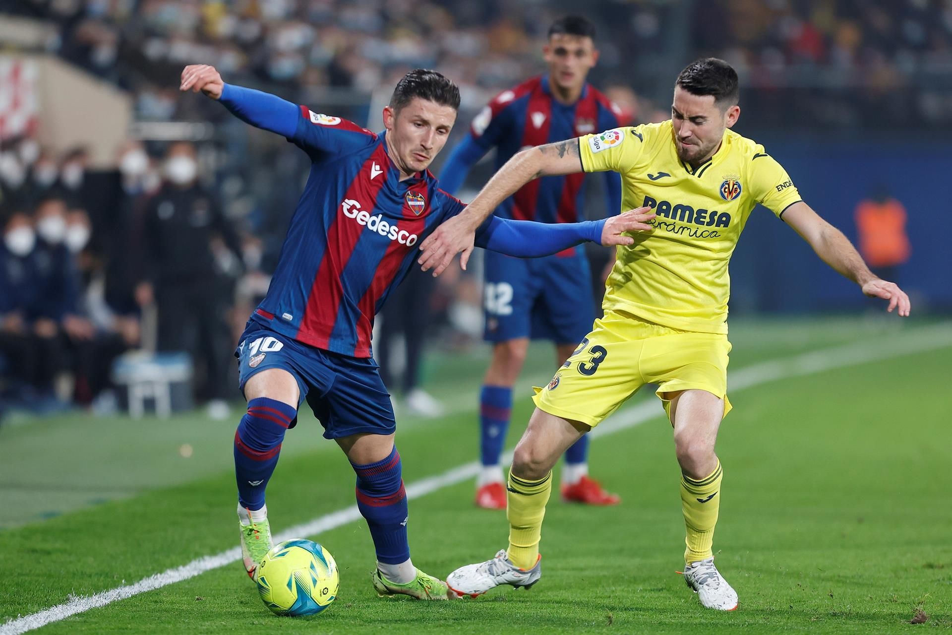 El centrecampista del Vila-real, Moi Gómez, disputa el baló al centrecampista del Llevant, Enis Bardhi