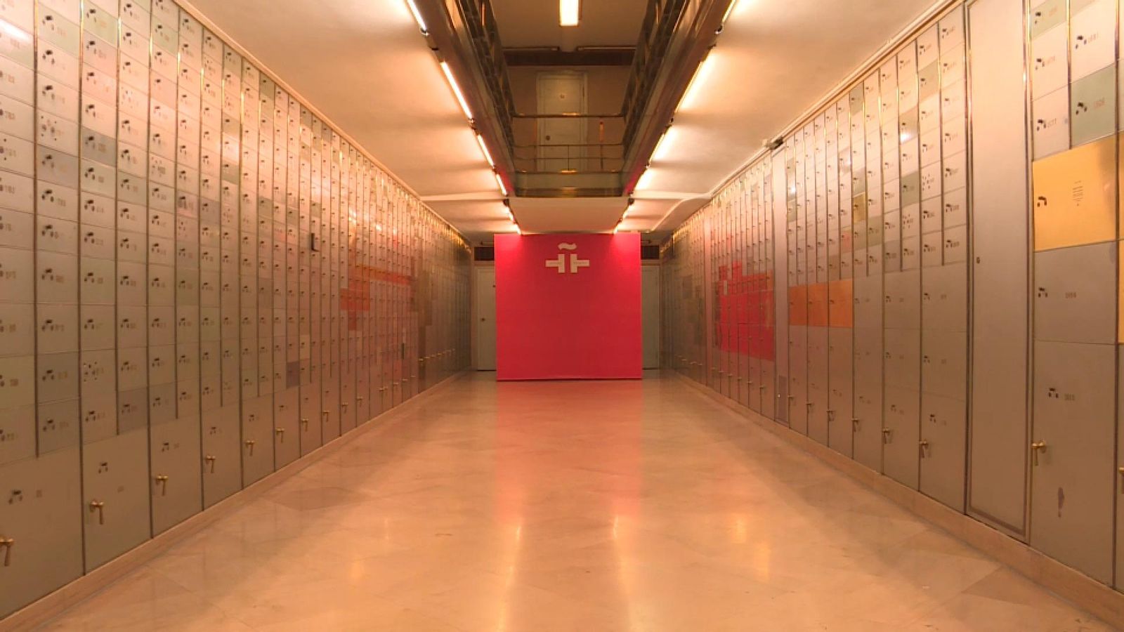 Interior de la sala cuirassada de la seu de l'Institut Cervantes on es troba, dins d'una caixa daurada, el llegat del cineasta Berlanga