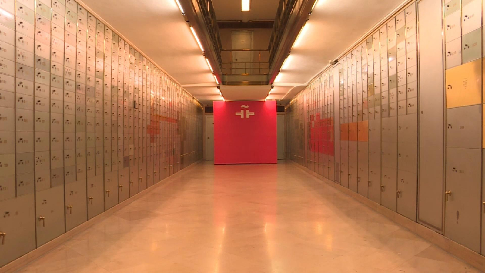 Interior de la sala cuirassada de la seu de l'Institut Cervantes on es troba, dins d'una caixa daurada, el llegat del cineasta Berlanga