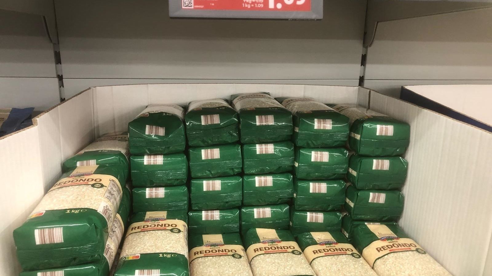 Paquets d'arròs en un supermercat