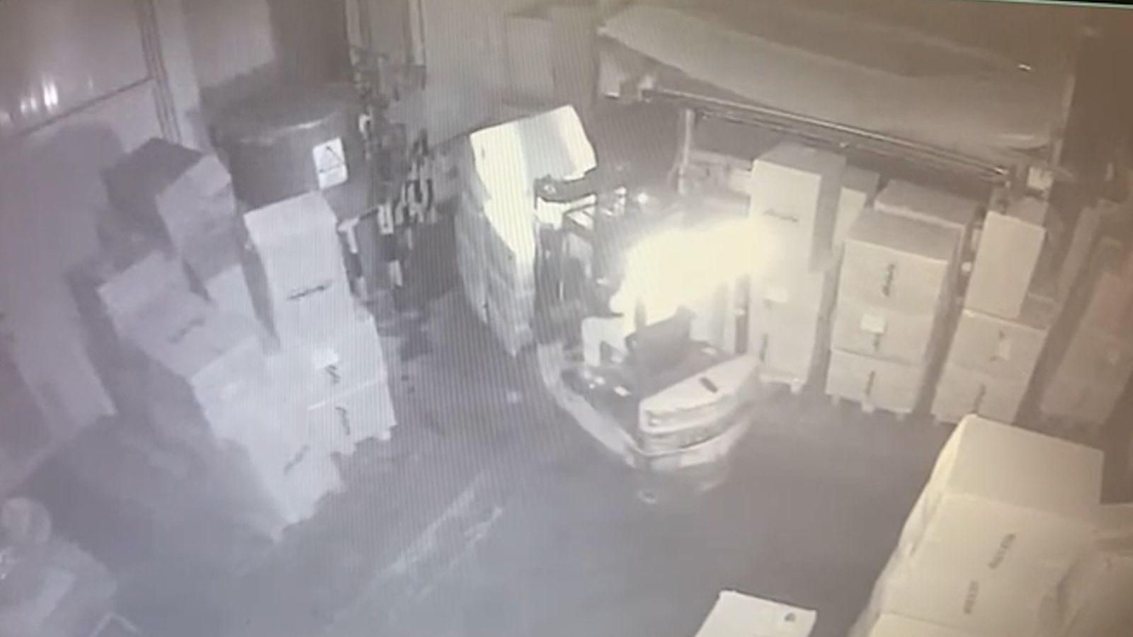Els butroners, perpetrant el robatori en una de les naus industrials