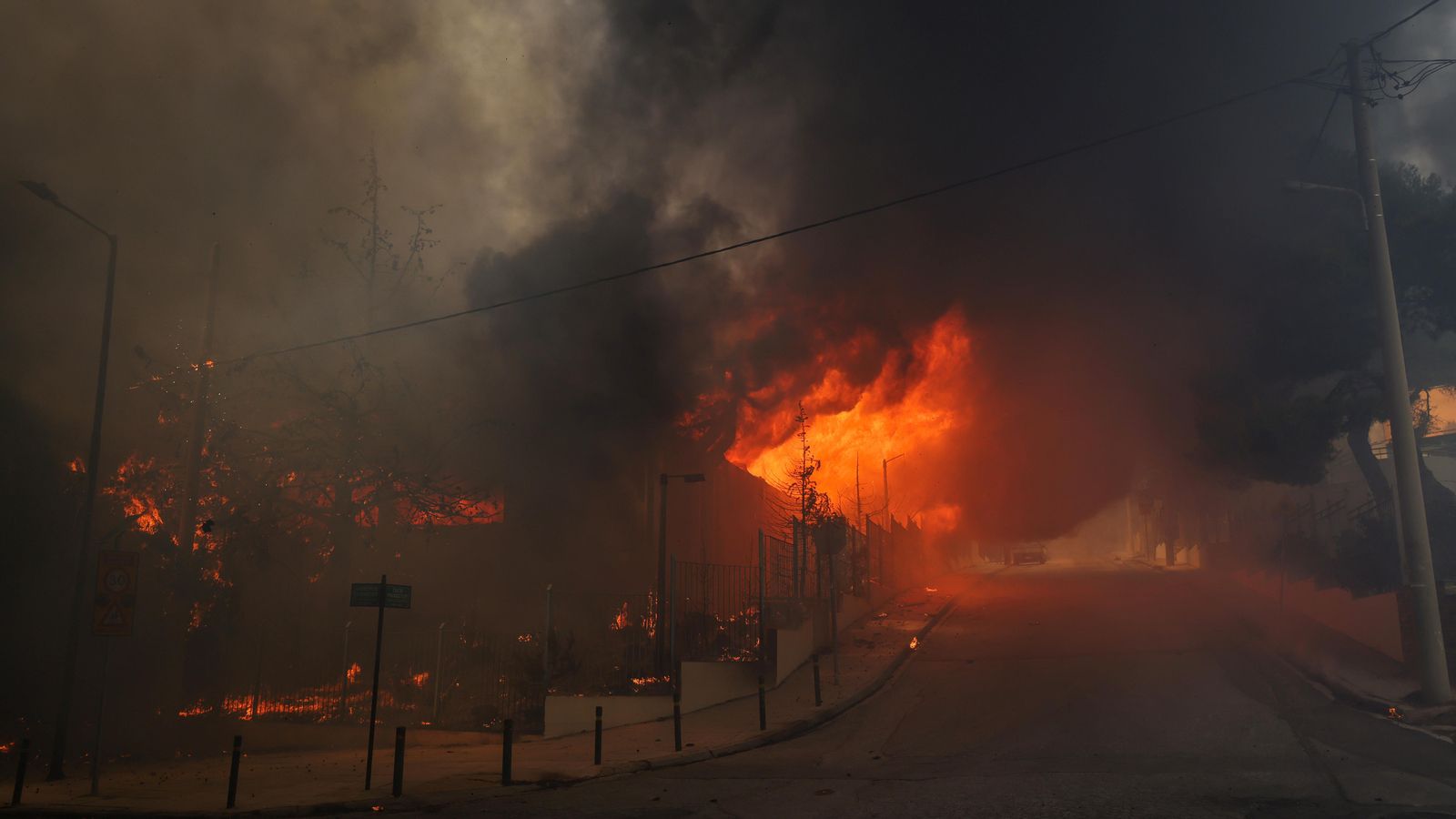 Les flames cremen una zona residencial a la localitat de Nea Penteli