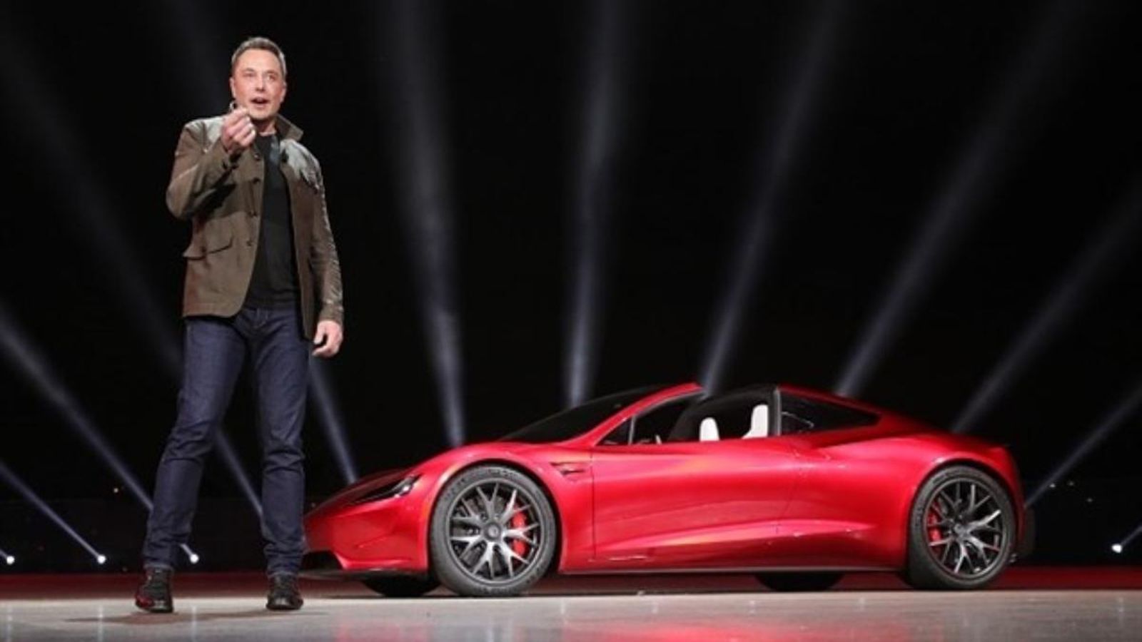 Elon Musk, fundador de Tesla, al costat d'un dels cotxes de la companyia Elon Musk, fundador de Tesla, ha pres la decisió després d'escoltar els comentaris dels accionistes.