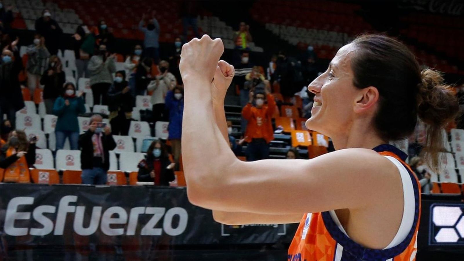 La jugadora del València Basket, María Pina, ha tornat a la pista un any després de la seua lesió.