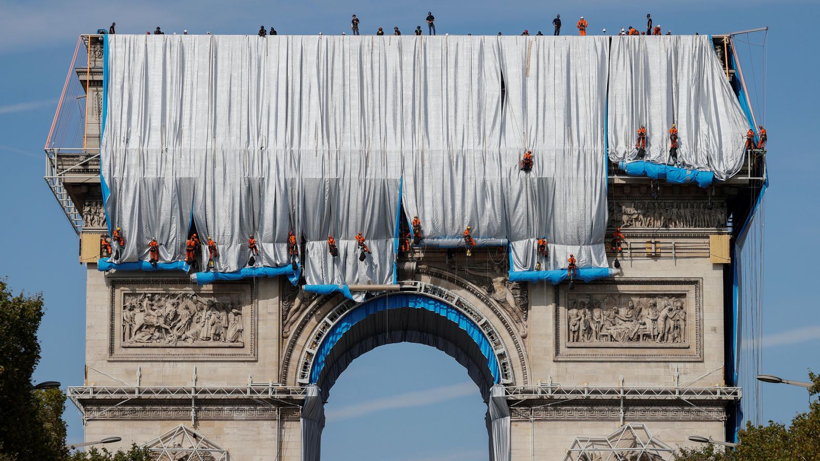 L'Arc de Triomf de París sent envolicat per a convertir-se en l'obra póstuma de Christo