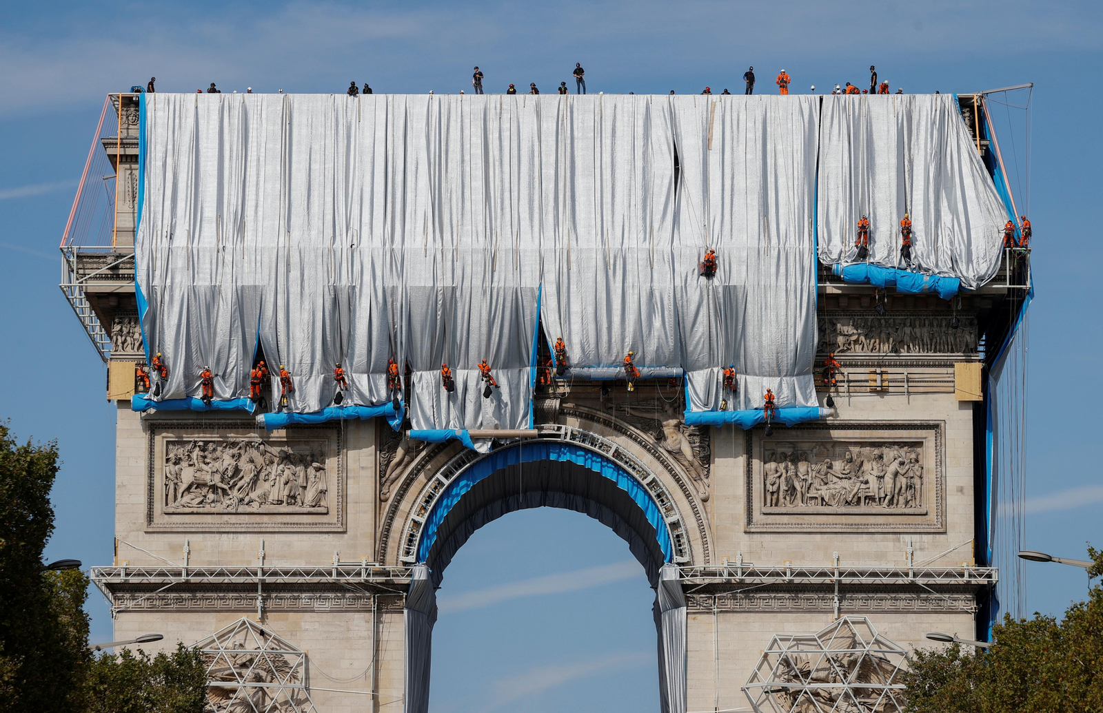 L'Arc de Triomf de París sent envolicat per a convertir-se en l'obra póstuma de Christo