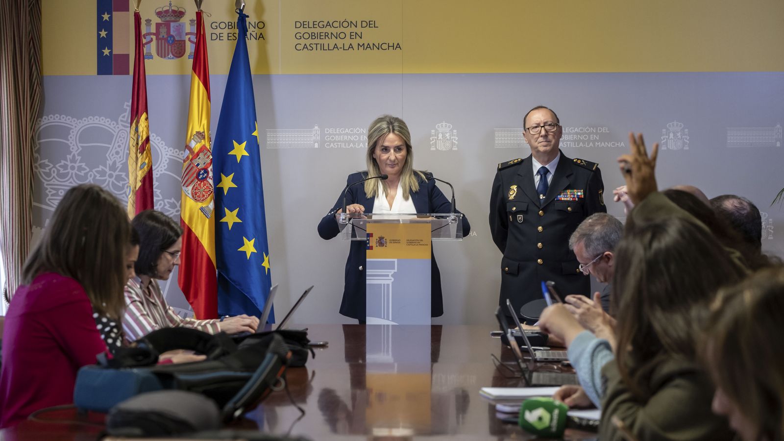 La delegada del govern a Castella-la Manxa, Milagros Tolón, acompanyada pel cap superior de la Policia Nacional, Javier Pérez Castillo, aquest dimecres a Toledo