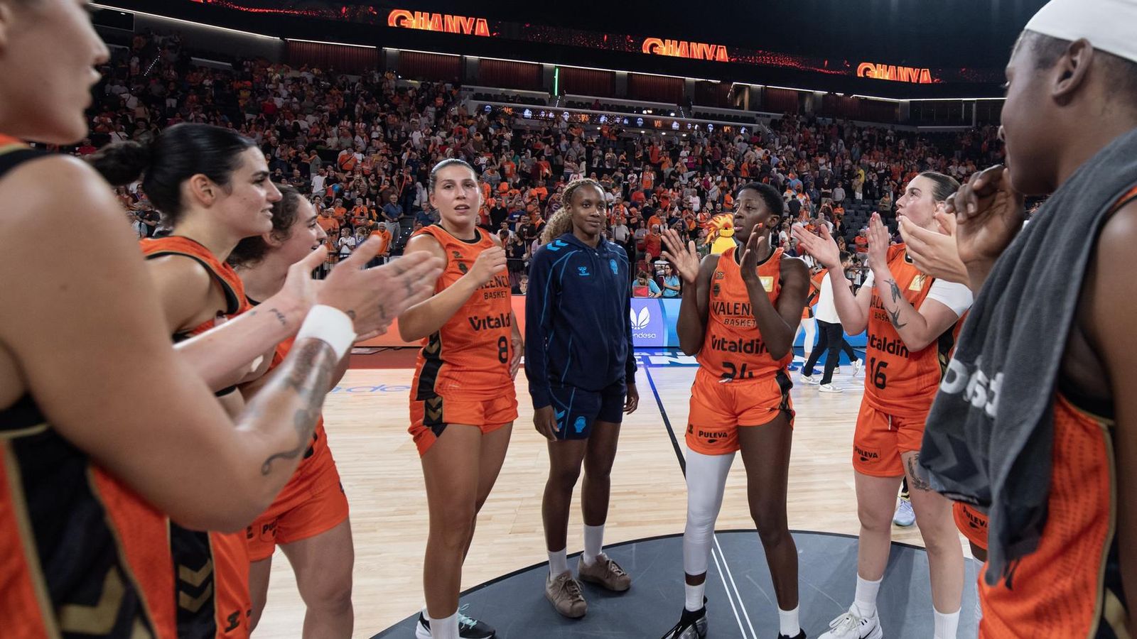 L'equip taronja celebra una victòria al Roig Arena