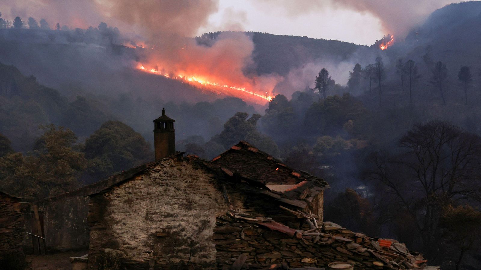 Les flames avancen pel terme de Celorico da Beira, un municipi de la Serra da Estrela, a uns 50 quilòmetres de la frontera de Portugal amb Espanya