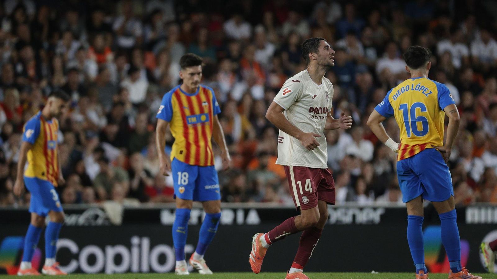 Els jugadors del València es lamenten del gol de Comesaña