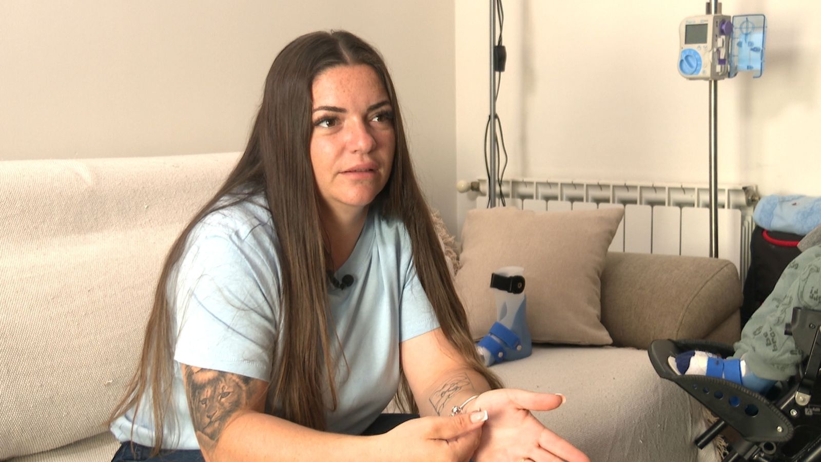 Andrea, la mare de Neizan, un xiquet de sis anys que té greus seqüeles neurològiques