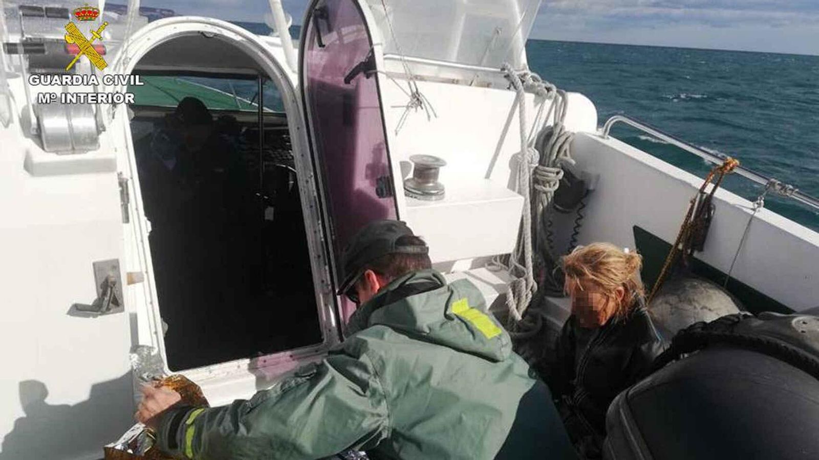 Agents de la Guàrdia Civil amb la dona rescatada