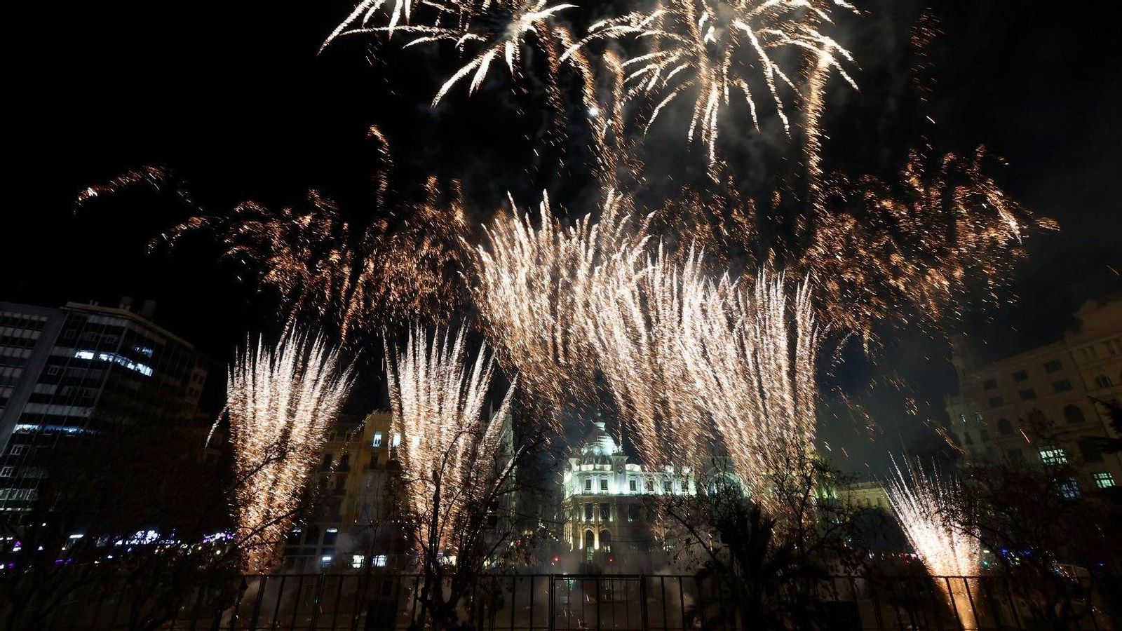 Espectacle de focs artificials a València durant aquestes Falles