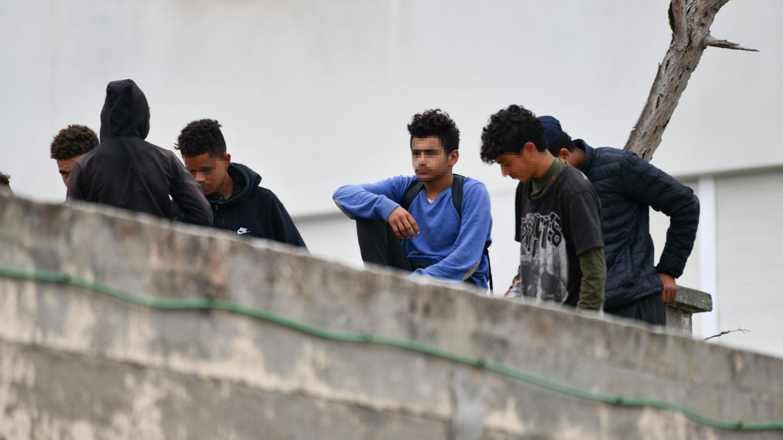 Diversos menors procedents del Marroc damunt del sostre d'una nau industrial de Ceuta, el passat agost
