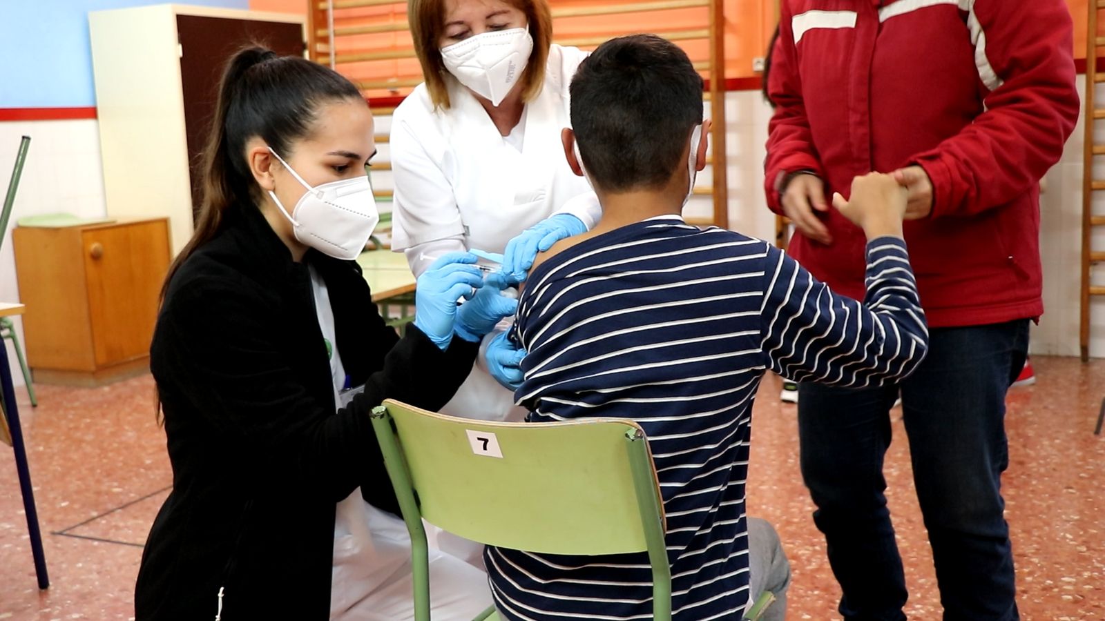 Un alumne del col·legi Blasco Ibáñez de Benetússer, mentre el vacunaven aquest dijous amb la segona dosi