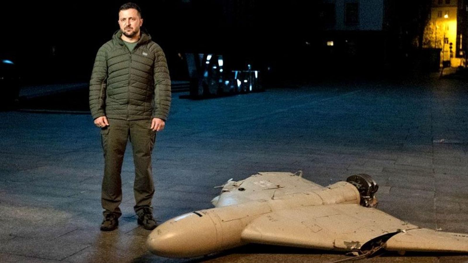 El president d'Ucraïna, Volodímir Zelenski, al costat d'un dron