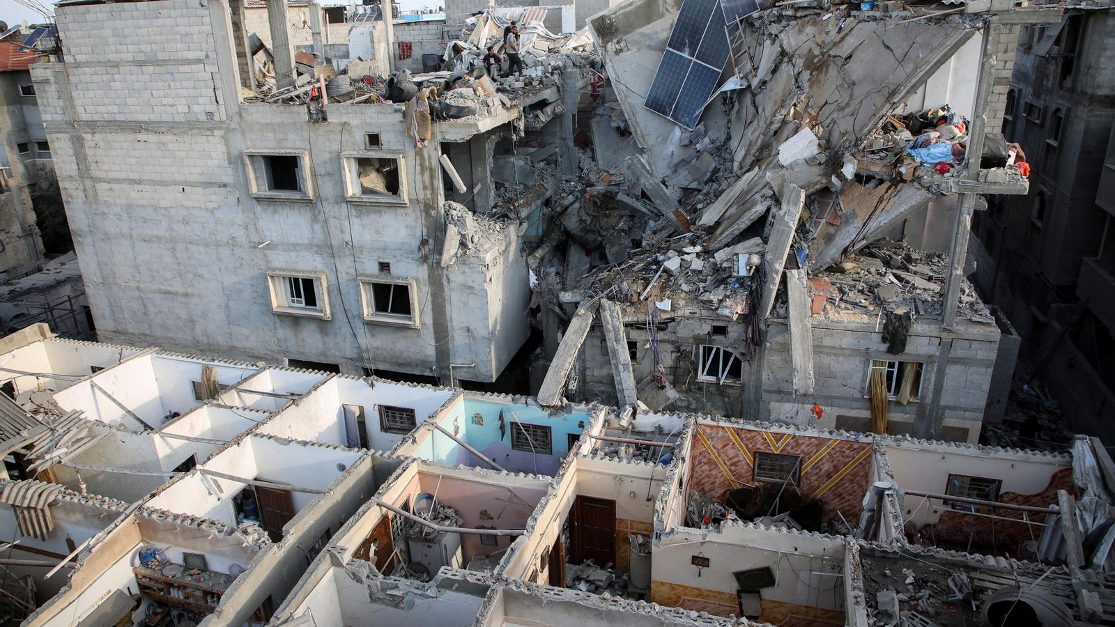 Habitatges destruïts a Rafah en els bombardejos nocturns d'Israel que han matat almenys 18 persones