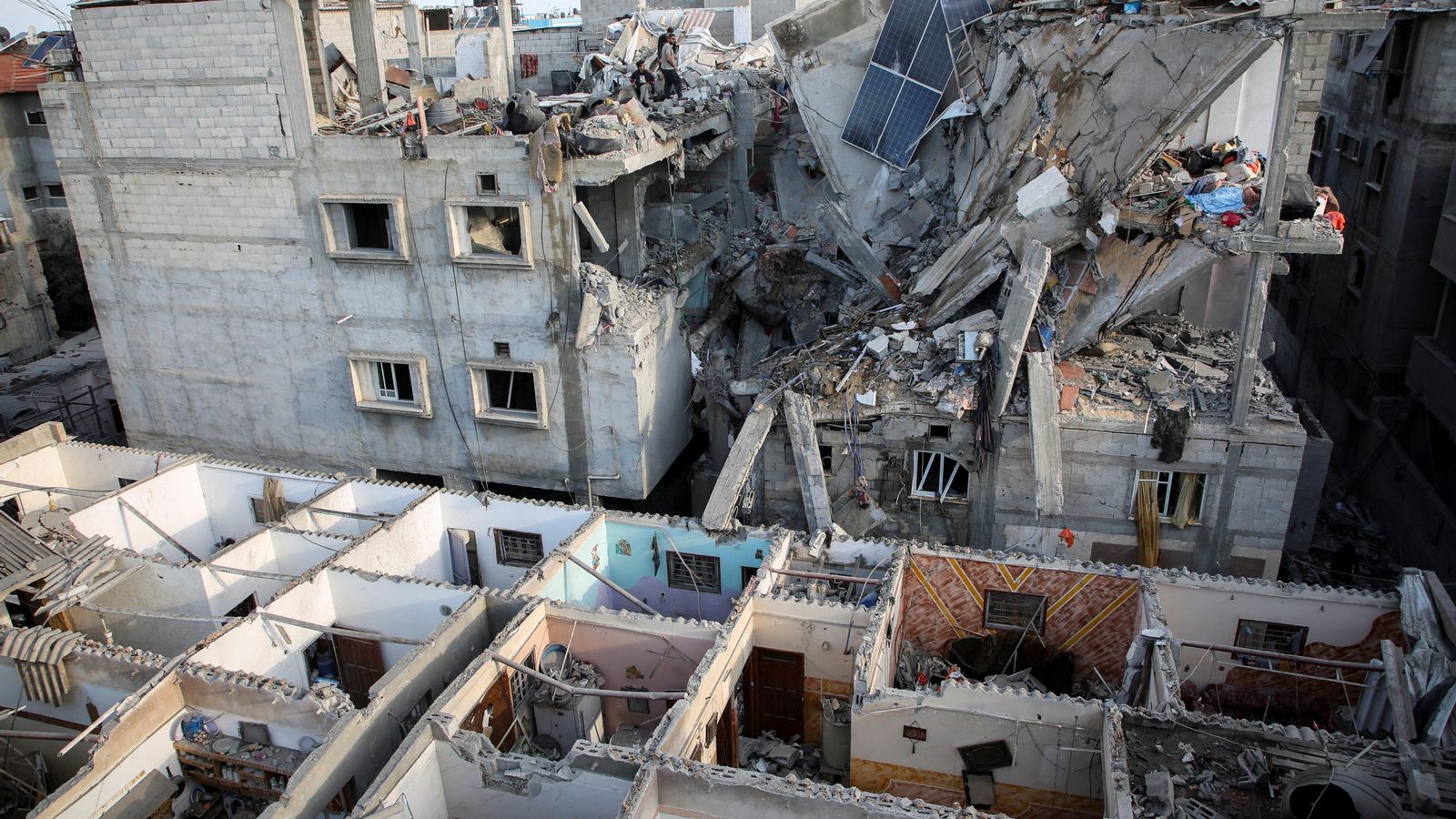 Habitatges destruïts a Rafah en els bombardejos nocturns d'Israel que han matat almenys 18 persones
