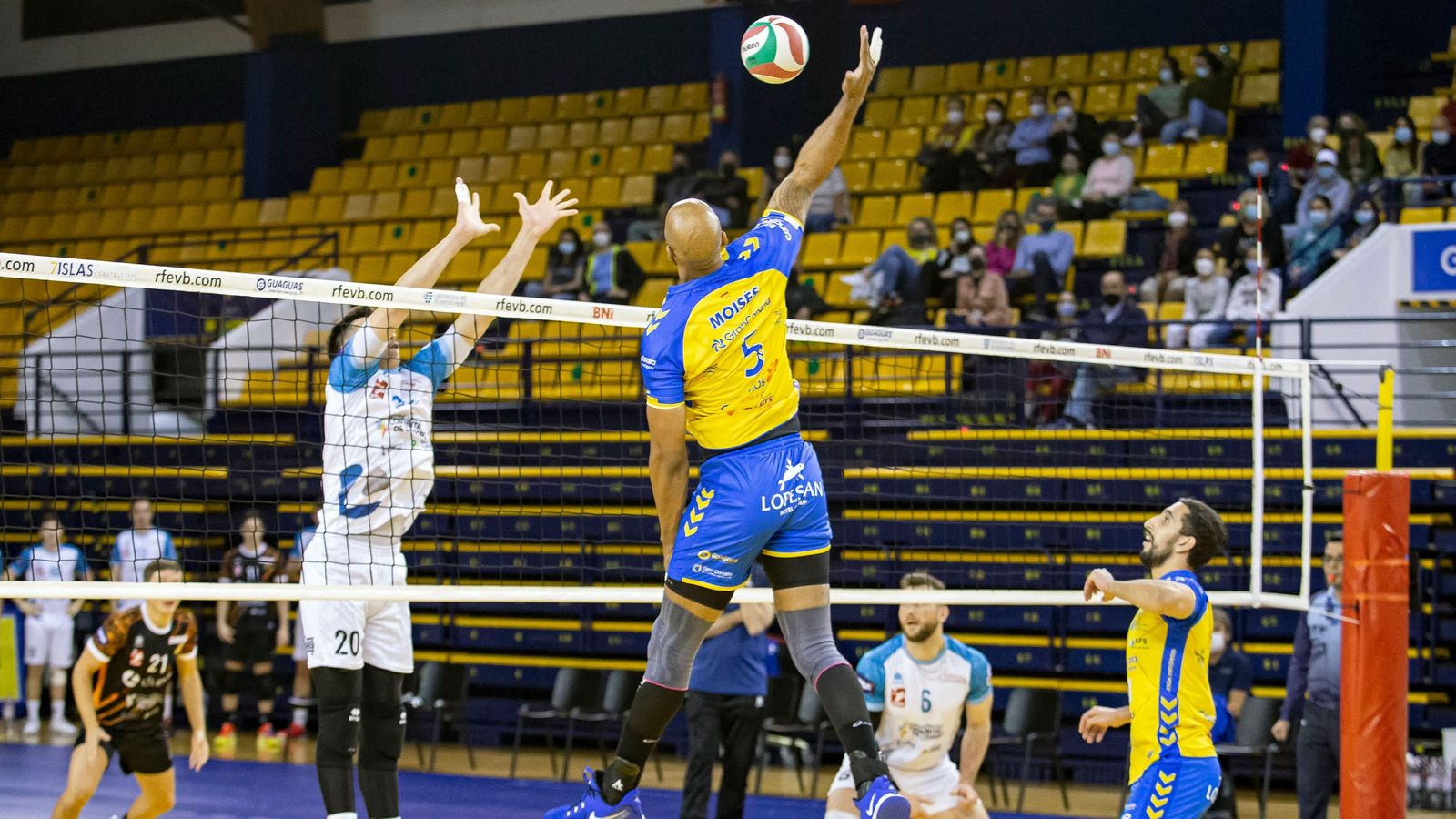 Els jugadors del Club Voleibol València, en el partit contra el Guaguas