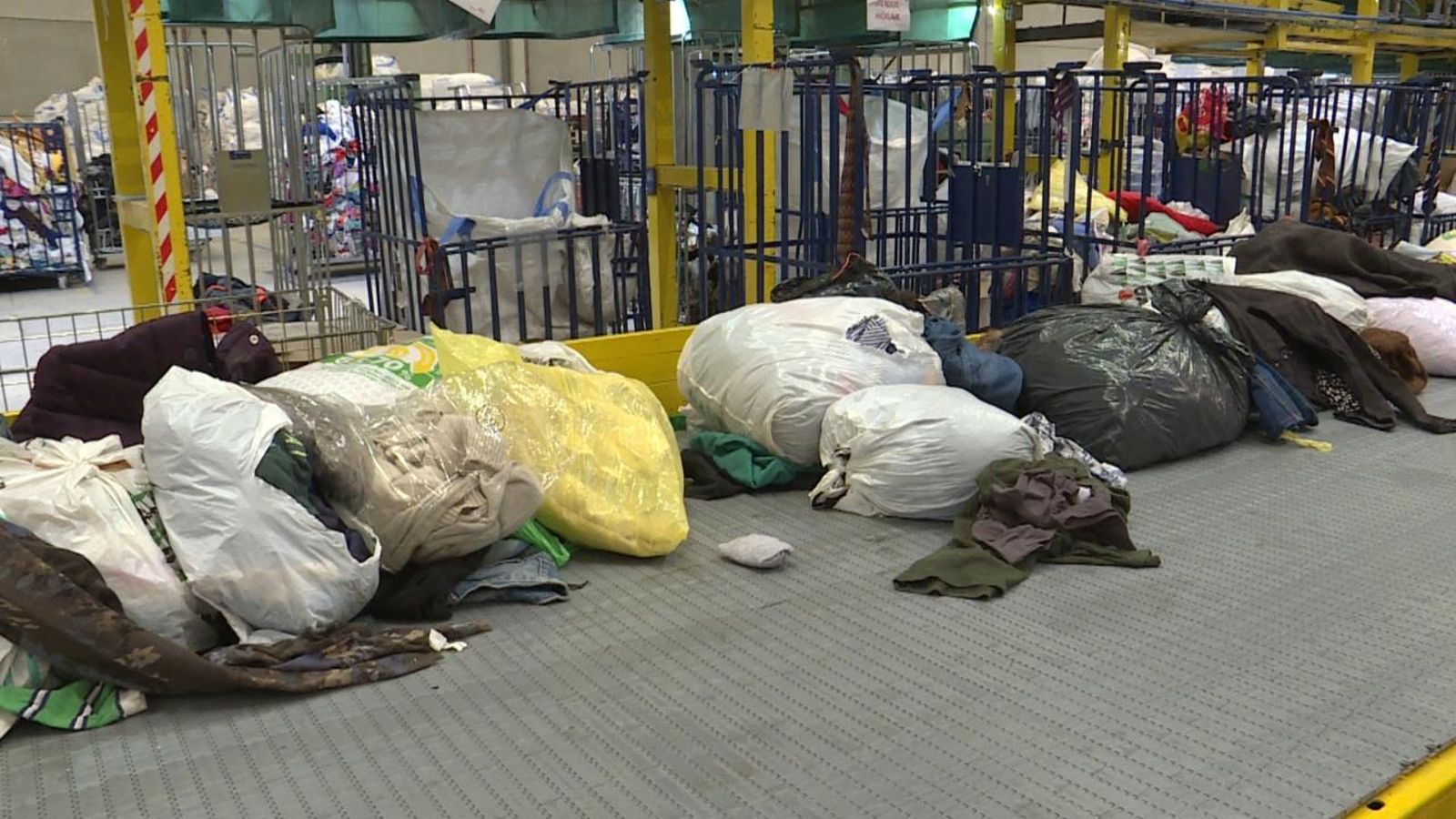 Tones de roba arriben procedents de contenidors de donació de Càritas