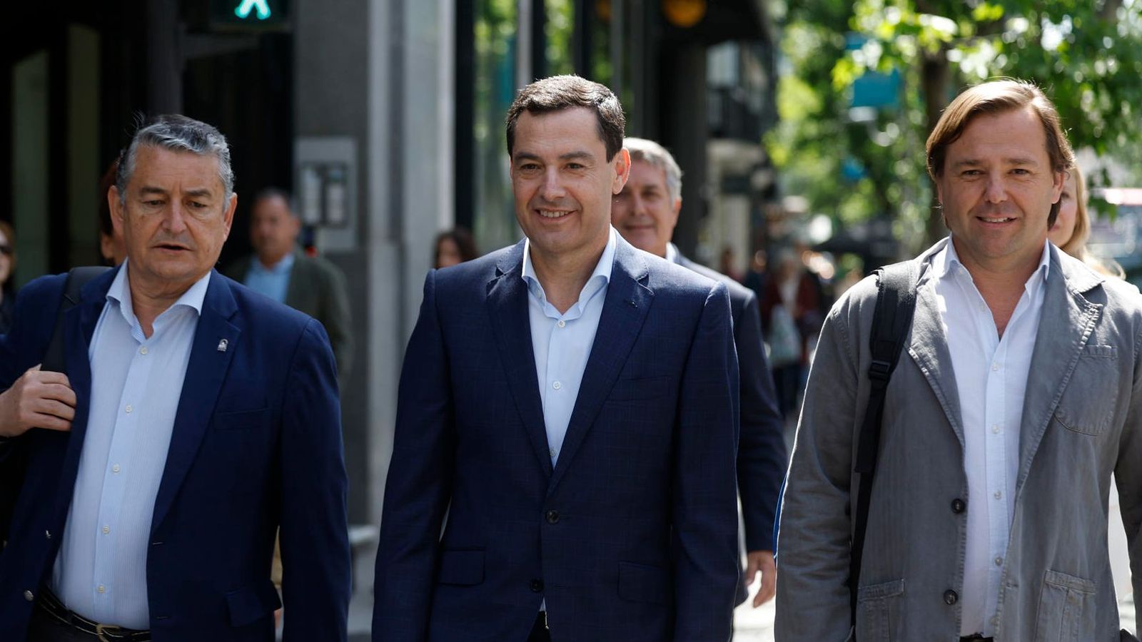 Juanma Moreno, al centre, arriba a la seu nacional del PP este dilluns
