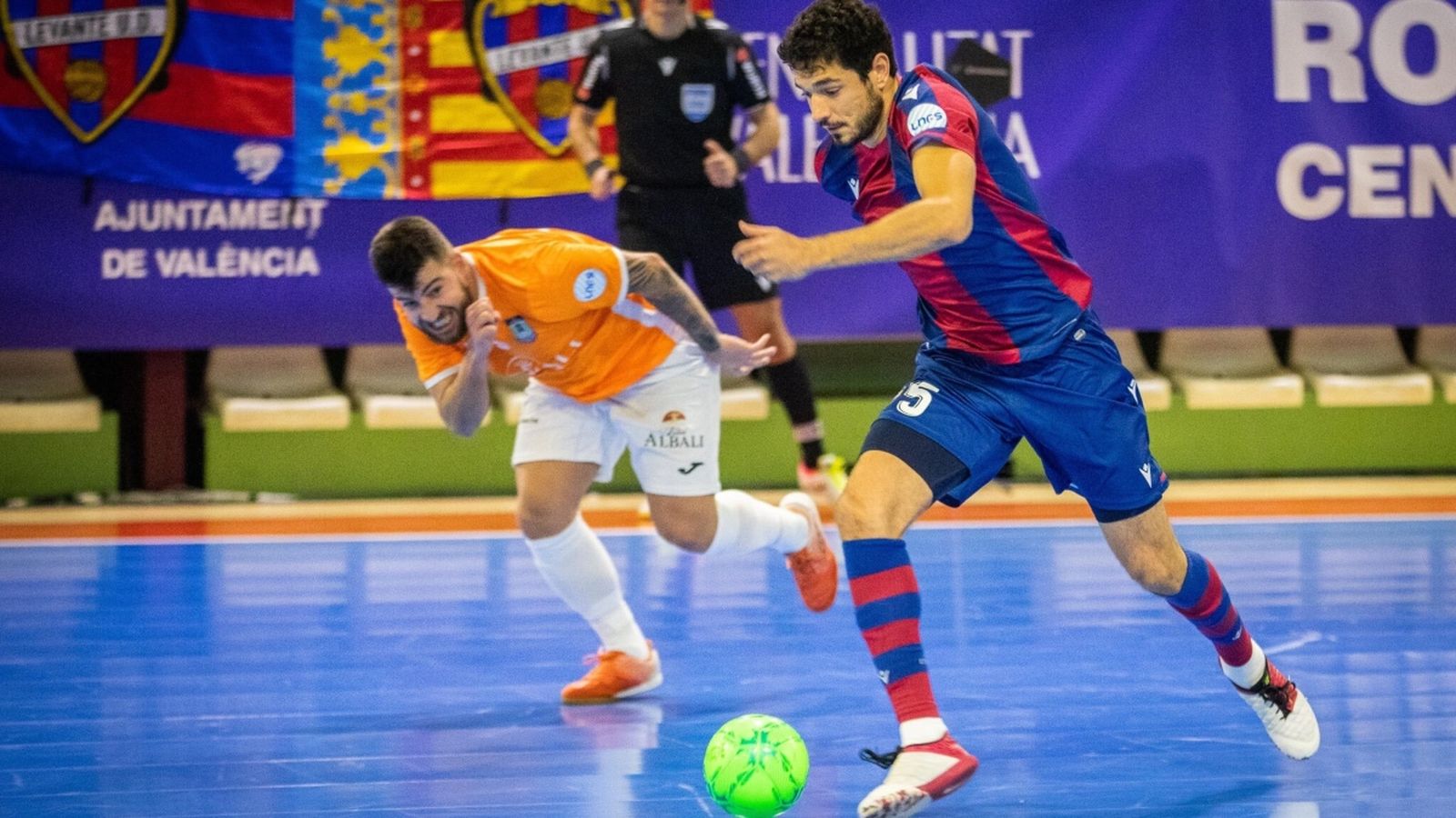 Marc Tolrà, que s'ha estrenat amb el Llevant, en una acció del partit