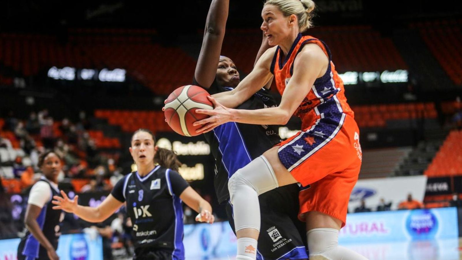 La taronja Anna Gómez fa una entrada a canasta