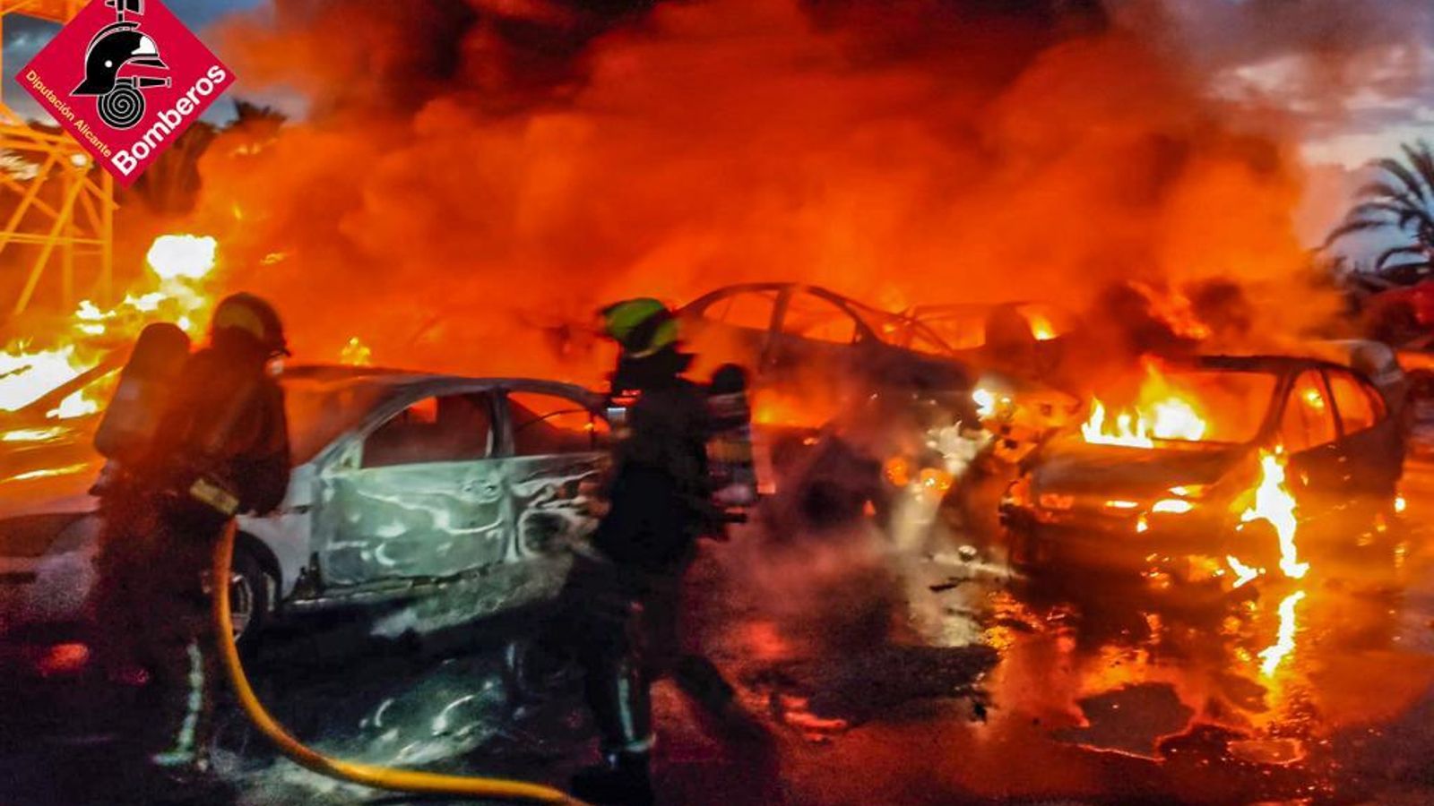 Intervenció dels bombers a l'incendi de Catral