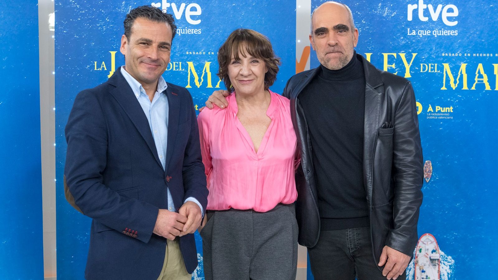 El director general d'À Punt, Alfred Costa amb els actors Blanca Portillo i Luis Tosar, protagonistes de 'La Ley del mar'
