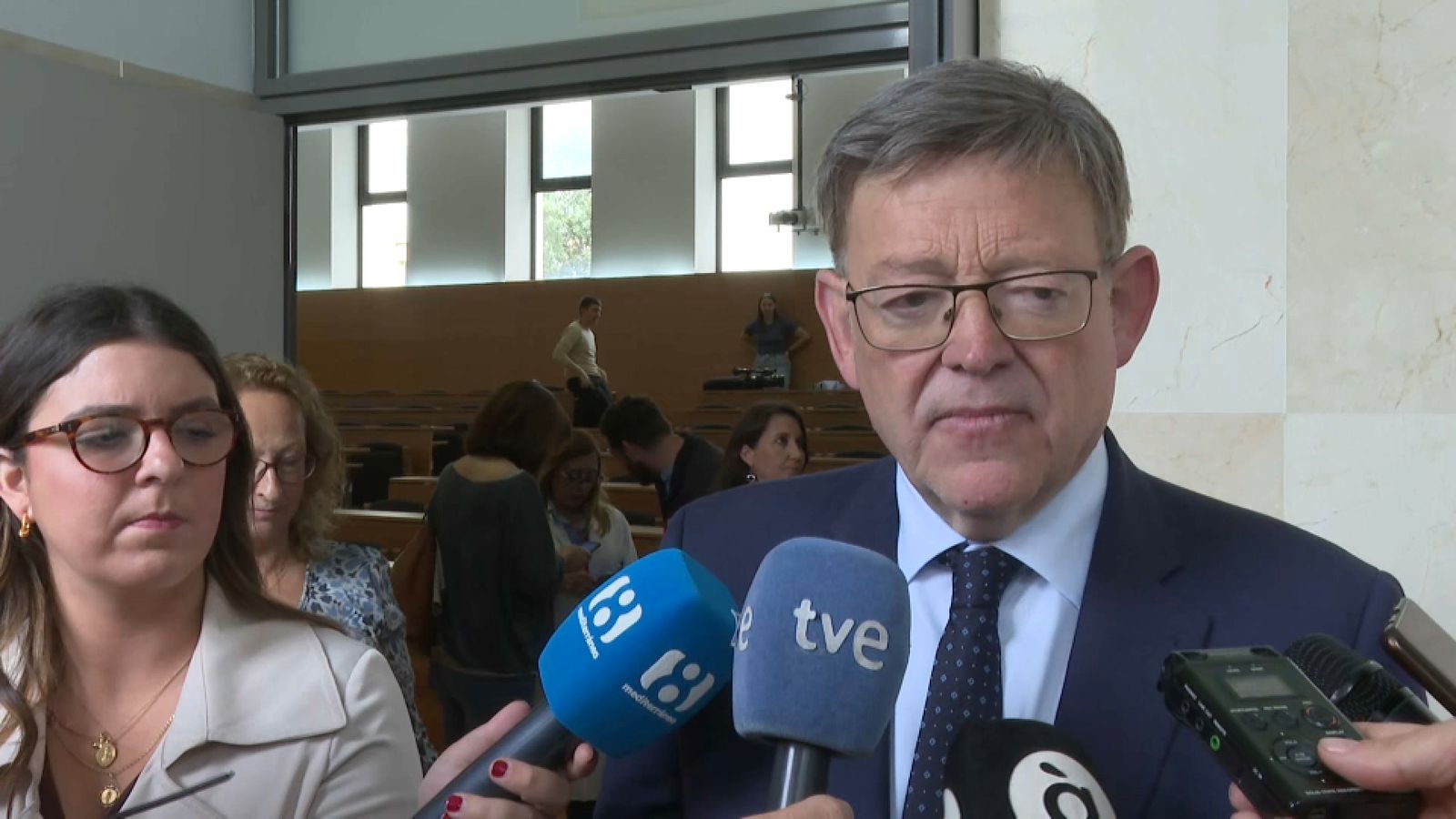 El cap del Consell, Ximo Puig, atén als mitjans de comunicació després de la trobada amb personal sanitari