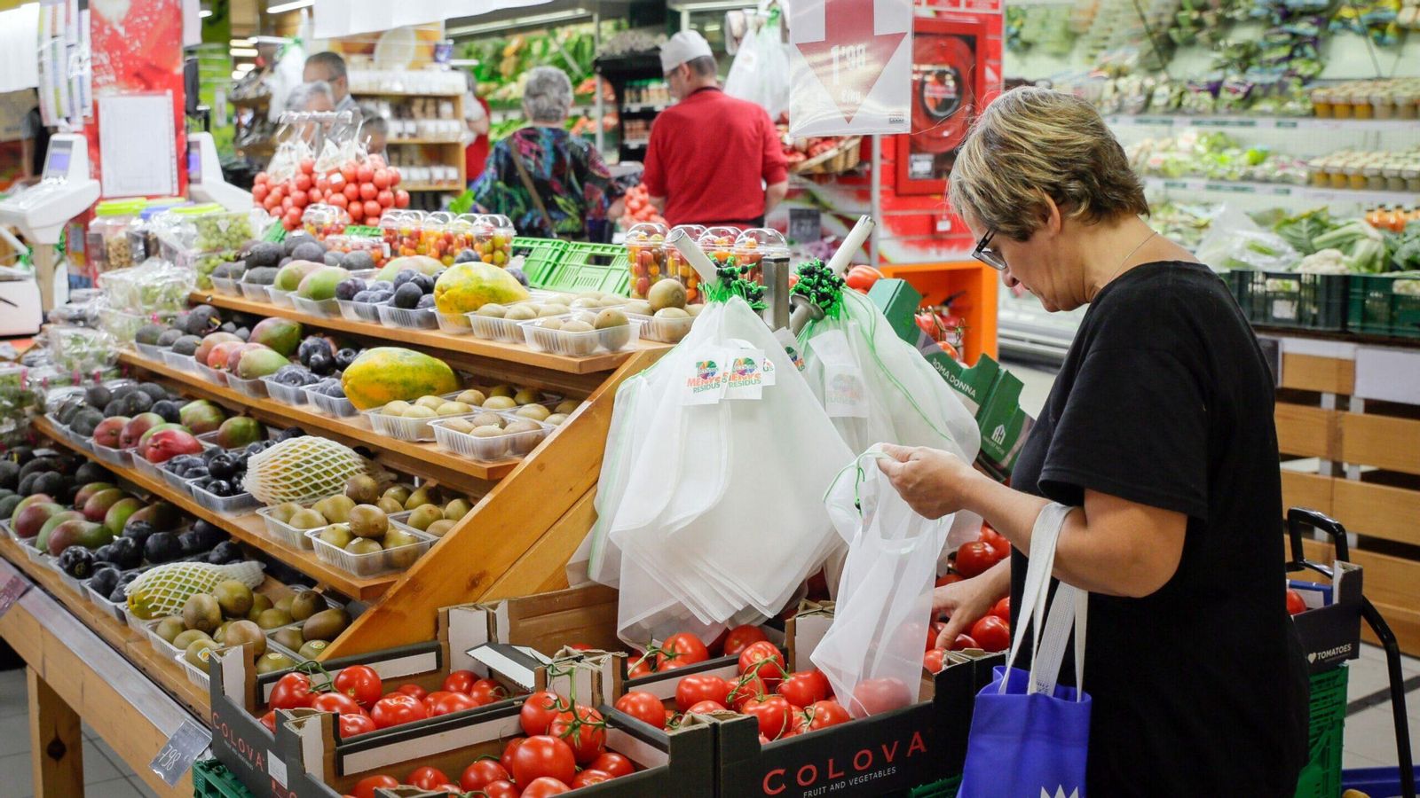 La secció de fruiteria d'un supermercat La secció de fruiteria d'un supermercat