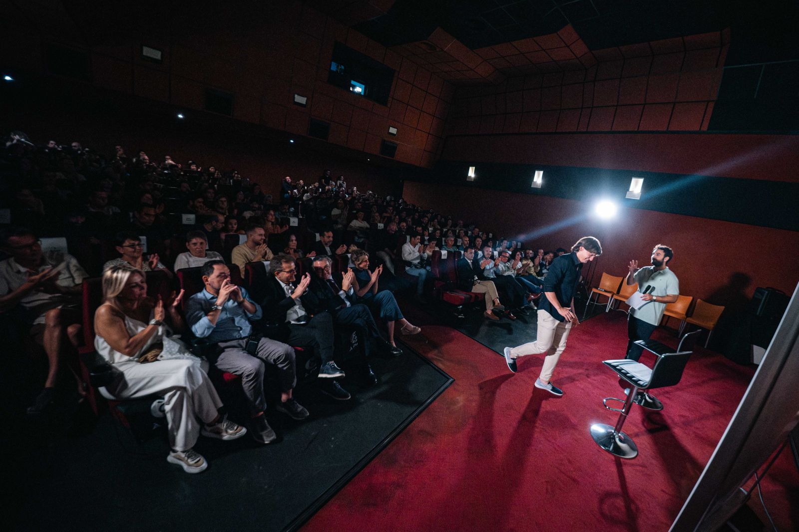 Vora 200 persones assistiren a la projecció en primícia del primer capítol de 'Sacha a Nova York' anit en els cines Lys de València