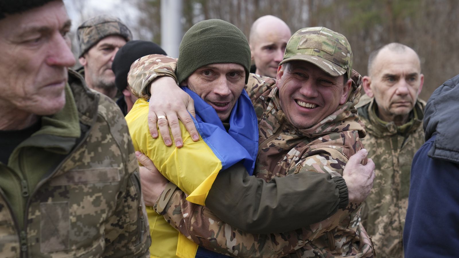 Presoners ucraïnesos són alliberats després de l'intercanvi amb presoners russos a Ucraïna