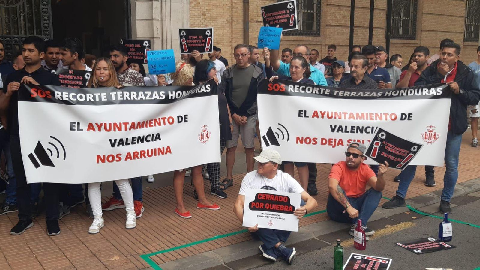 Hostalers que tenen els locals al barri d'Hondures de València durant la protesta davant les dependències de l'Ajuntament de València Hostalers que tenen els seus locals al barri d'Hondures de València durant la protesta davant les dependències de l'Ajuntament de València