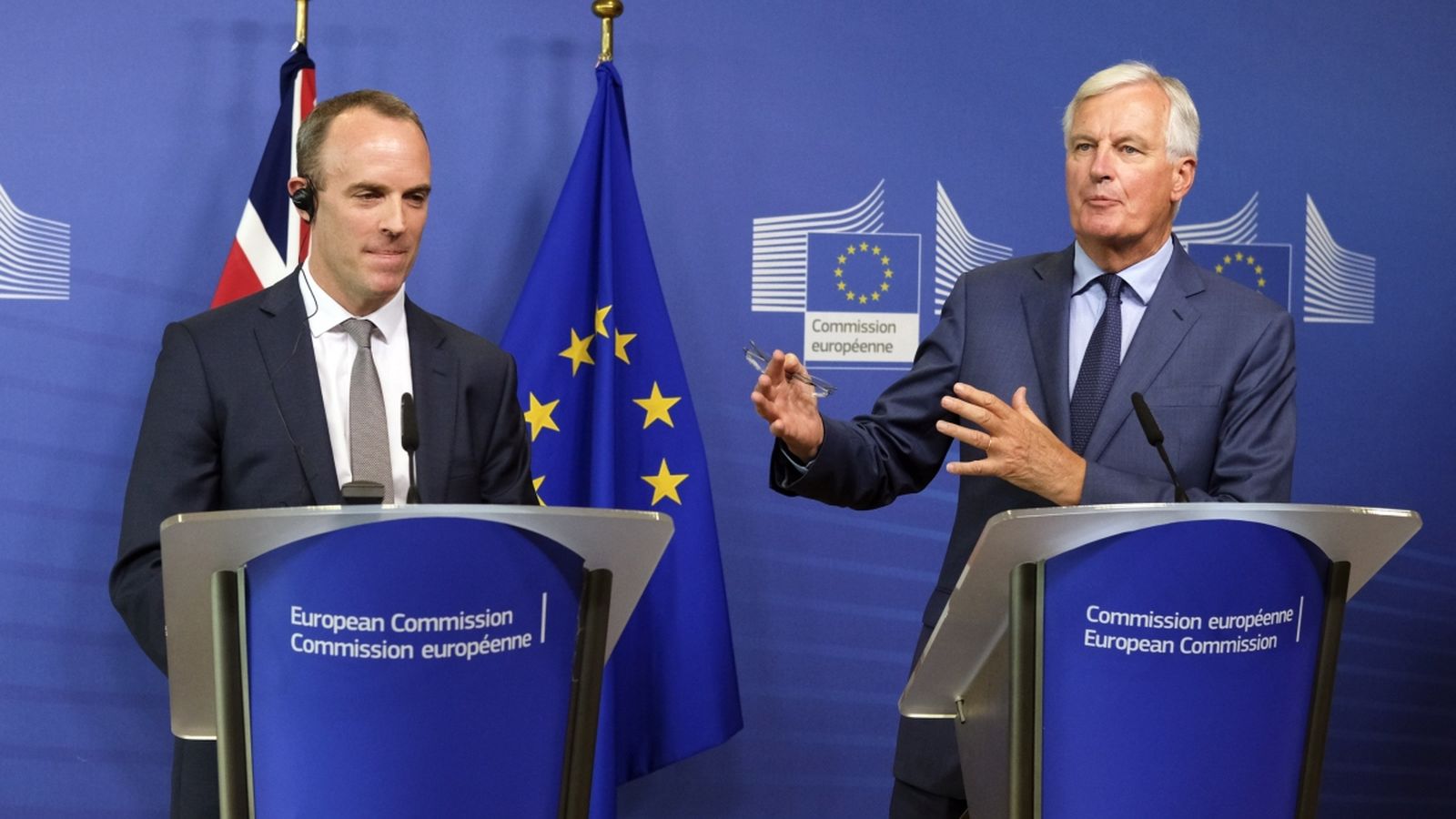 El ministre britànic per a l'eixida del Regne Unit de la UE, Dominic Raab (esq.) i el cap negociador europeu, Michel Barnier, ofereixen una roda de premsa a Brussel·les després d'haver tancat, aquest divendres, els tres dies de reunions tècniques sobre l'eixida de Londres del club comunitari. | Olivier Hoslet (Efe)