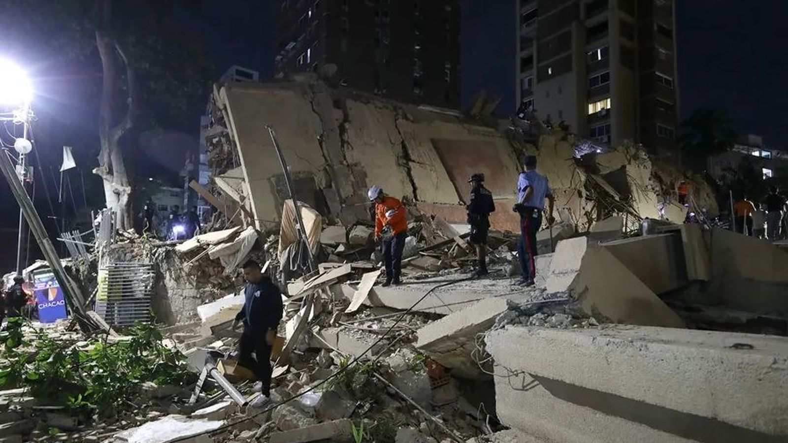 Integrants dels cossos d'emergències busquen víctimes en un edifici col·lapsat en Caracas, Veneçuela