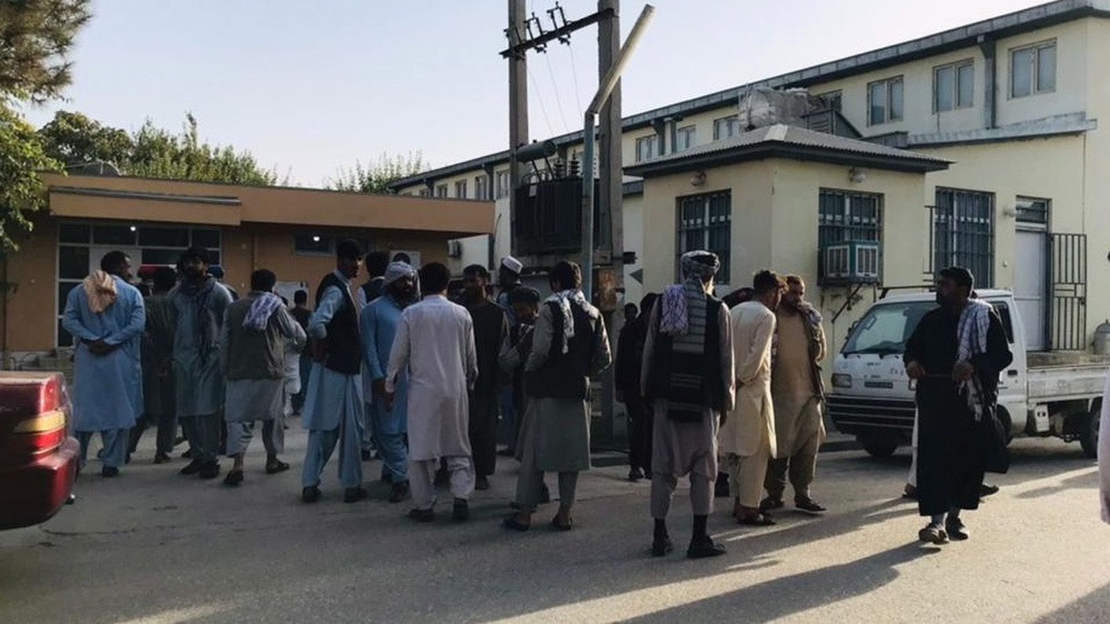 Un grup de persones es concentra prop del lloc de l'explosió en la mesquita