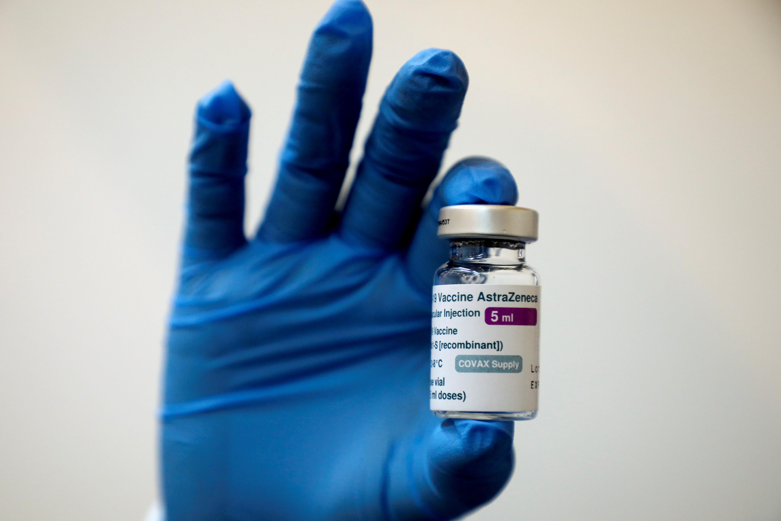 Vial de la vacuna d'AstraZeneca contra el coronavirus